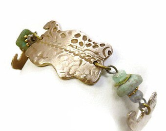 Bracelet ethnique en bronze doré clair mat et perles vert