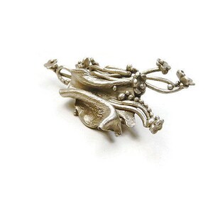 Broche en bronze blanc aspect argent ancien petites fleurs sur branchages image 3