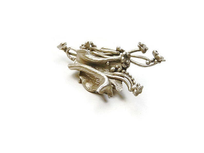 Broche en bronze blanc aspect argent ancien petites fleurs sur branchages image 3