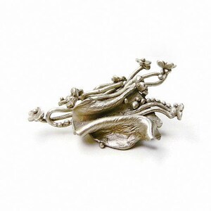 Broche en bronze blanc aspect argent ancien petites fleurs sur branchages image 2