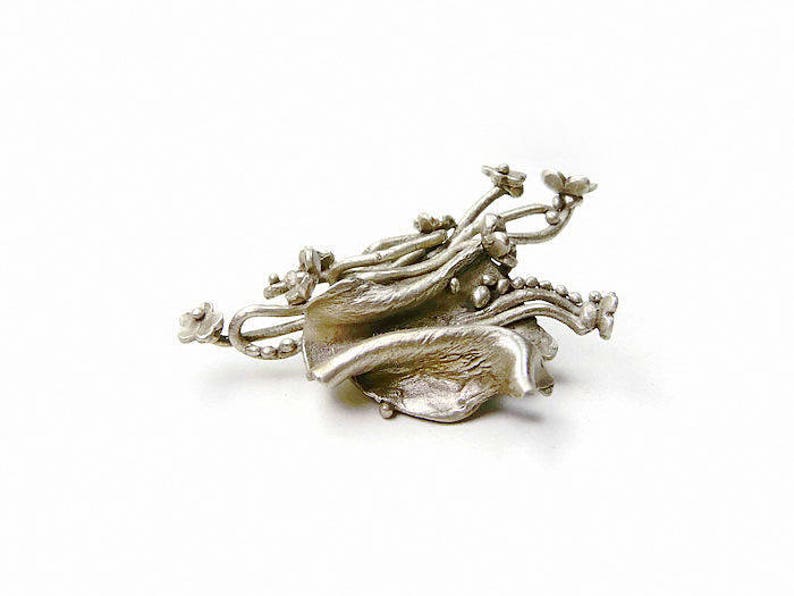 Broche en bronze blanc aspect argent ancien petites fleurs sur branchages image 2