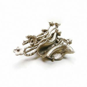 Broche en bronze blanc aspect argent ancien petites fleurs sur branchages image 1