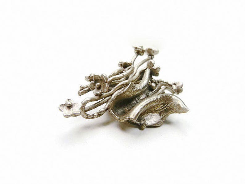 Broche en bronze blanc aspect argent ancien petites fleurs sur branchages image 1