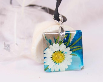 real white daisy and blue ink resin necklace -  dry pressed flower necklaces - customized real daisy necklace