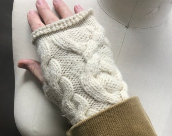 Gants sans doigts en laine tricotée par câble, poignets blancs d'hiver. Taille unique. Unique en son genre. Respectueux de la nature. Accessoire d'hiver. Super cadeau. Upcyclé.