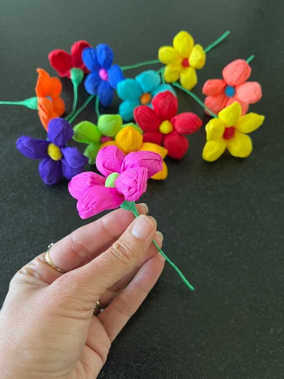 I make a flower bouquet from crepe paper : r/crafts