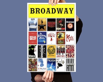 Pode incluir: Um pôster amarelo com a palavra "BROADWAY" em letras pretas no topo. O pôster é dividido em uma grade de 16 quadrados, cada um com um pôster de um show da Broadway diferente. Os pôsters incluem shows como "Dear Evan Hansen", "Hamilton", "Moulin Rouge", "Hadestown", "Hello Dolly", "Um Americano em Paris", "Wicked", "Chicago", "O Rei Leão", "Jersey Boys", "Frozen", "Mormon" e "Hairspray".
