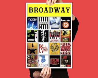 Pode incluir: Um cartaz amarelo com a palavra "BROADWAY" em letras pretas grandes. O cartaz é dividido em uma grade de 16 quadrados, cada um com um cartaz de um show da Broadway diferente. Os shows incluem Frozen, Dear Evan Hansen, Avenue Q, Wicked, Hamilton, Kinky Boots, O Rei Leão, Chicago, Jersey Boys, Miss Saigon, Hairspray, Moulin Rouge e Hadestown.