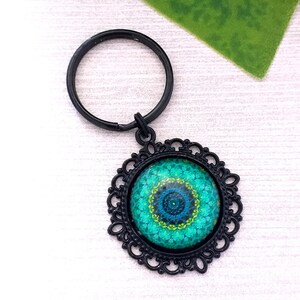 Llavero Mandala con llavero negro, llavero de patrón geométrico azul verde brillante y amarillo, accesorios para automóviles con cúpula de vidrio Mandala en espiral
