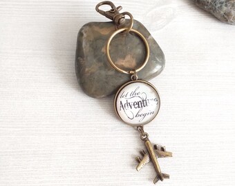 Llavero con clip de avión de viaje, llavero con broche "Que comience la aventura", llavero con dije de avión para bolso y accesorios de coche.