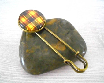 Brooch Pin Clip in Yellow and Brown Checkered Plaid Print, Large Metal and Glass Safety Pin for Fall and Winter Knit and Wool Accessories