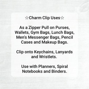 Puede incluir: Una tarjeta blanca con texto negro que describe los usos de un clip de encanto. El texto dice "Charm Clip Uses" seguido de una lista de usos, que incluyen "As a Zipper Pull on Purses, Wallets, Gym Bags, Lunch Bags, Men's Messenger Bags, Pencil Cases and Makeup Bags." El texto contin&uacute;a con "Clip onto Keychains, Lanyards and Wristlets." y "Use with Planners, Spiral Notebooks and Binders."
