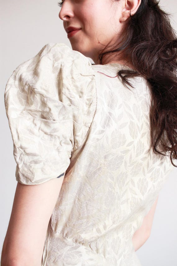 1930s Silver Jacquard Puff Sleeve Lame Dress - image 7