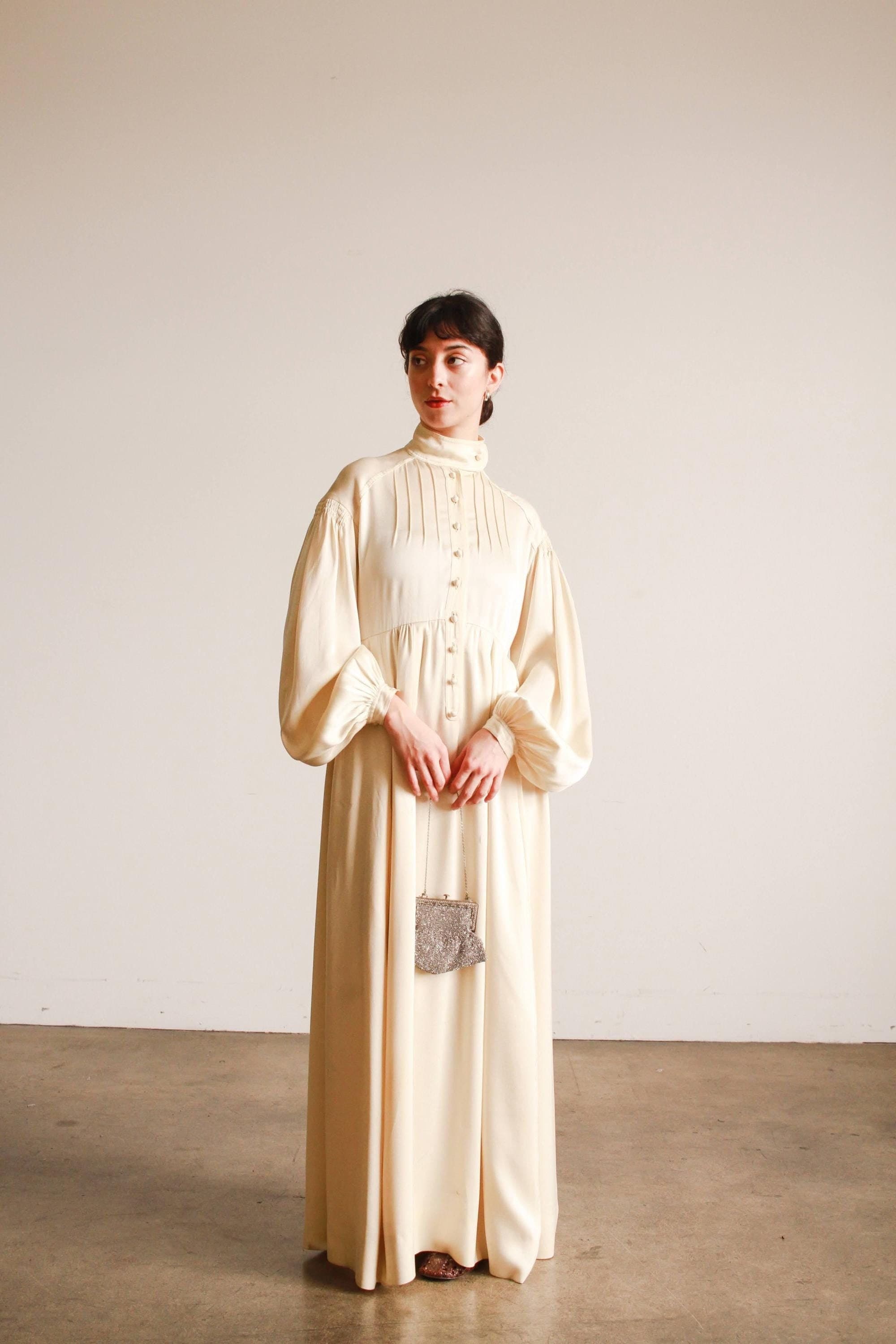 Vestido Jean Muir de seda creme com mangas balonê dos anos 1970