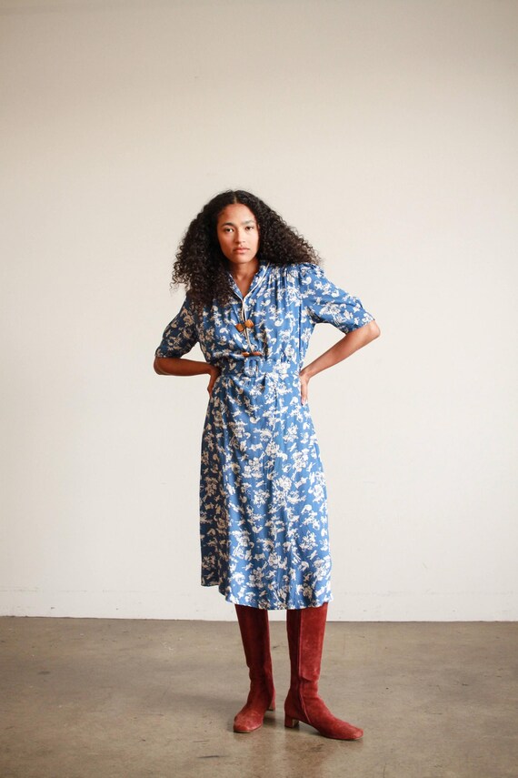 1940s Cerulean Cold Rayon Chinoiserie Motif Belte… - image 1