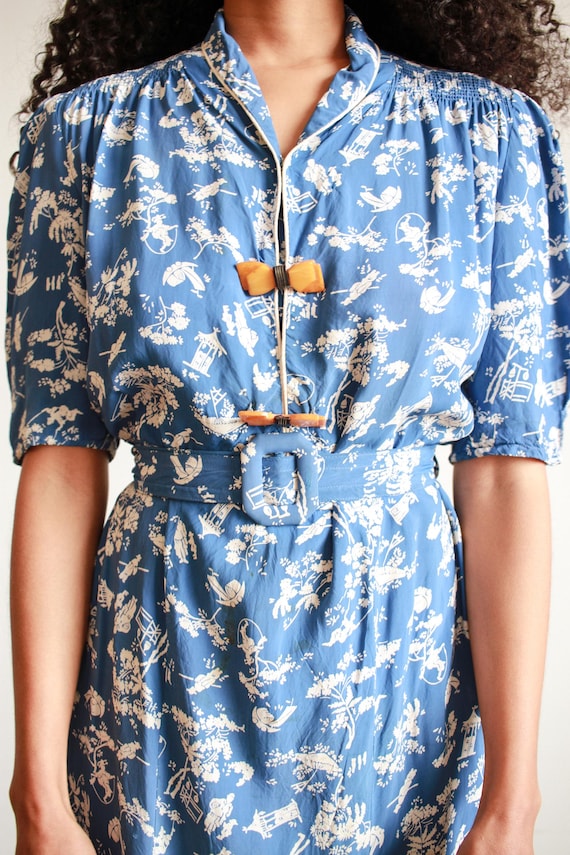 1940s Cerulean Cold Rayon Chinoiserie Motif Belte… - image 6