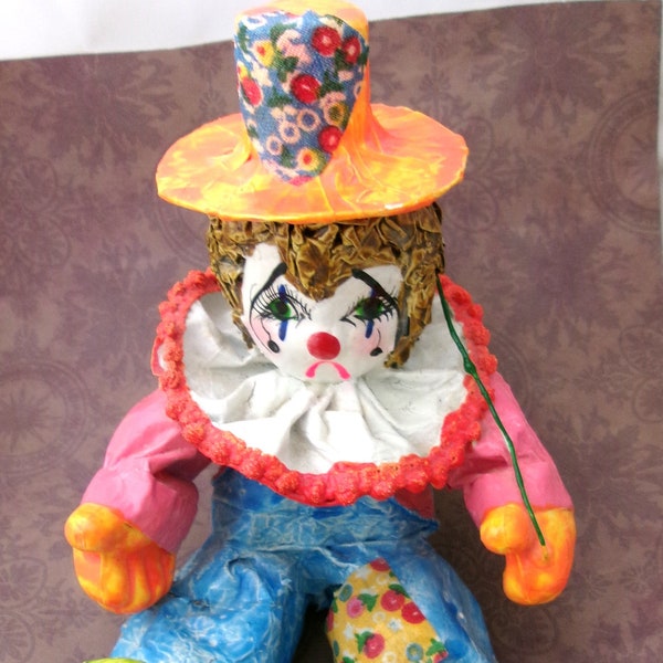 Clown vintage en papier mâché, clown portant une grande courge/potiron vert. Décoration d'automne, figurine unique aux couleurs vives.