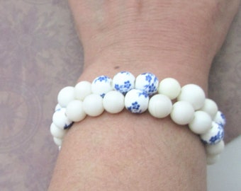 Ensemble de 2 bracelets en céramique blanche et bleue, beaux bracelets extensibles, bas, d'inspiration vintage. Cadeau pour elle.