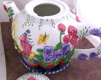 Teekanne mit Gartenmotiv, Blumen-Schmetterling und Vogelhaus, handbemalte Keramik-Teekanne von FLOWERS, INC. BALLOONS. Sammlerstück, Geschenk für Sie.