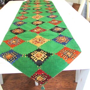 Tafelloper met groene kunstkralen: 15 x 54 l - volledig gevoerd - mooie kwastjes - handgemaakt middenstuk