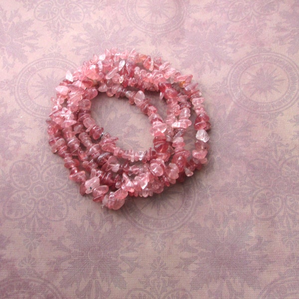 Collier d'éclats de quartz aux fraises, quartz rose romantique, perles à la main, collier rustique décontracté, cadeau pour elle.