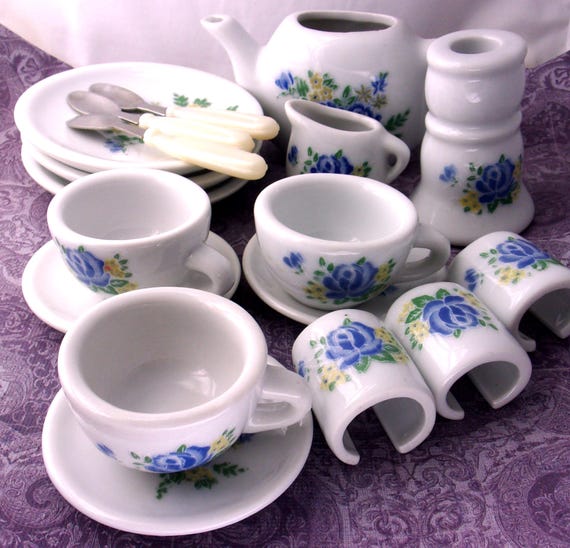 磁器製ミニチュアティーセット 18個入り：ブルーローズの花柄