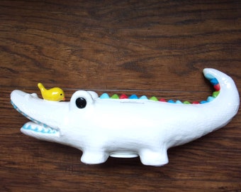 Keramische alligatormuntbank 12", Mud Pie Grote alligator met gele vogel, kindermuntbank. Vintage verzamelobject.