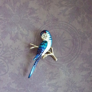 Spilla con smalto a forma di pappagallo ara con strass. Spilla vintage a forma di pappagallo blu lunga 2". Regalo per lei.