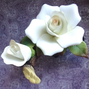 Exquisite rose flower figure dated 1989. Vintage in great shape, clean and pretty. It was displayed in a glass curio. The photos shows in a clear way the item condition. 
Measures approx,  5in long x 5in W x 5in High