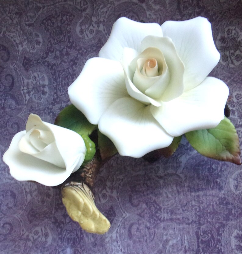 Exquisite rose flower figure dated 1989. Vintage in great shape, clean and pretty. It was displayed in a glass curio. The photos shows in a clear way the item condition. 
Measures approx,  5in long x 5in W x 5in High