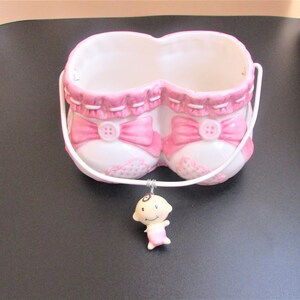 Ceramiczny bucik dla dziewczynki, pamiątka, zabytkowa ręcznie malowana ceramika. Baby shower - prezent dla przyszłej mamy - noworodka.