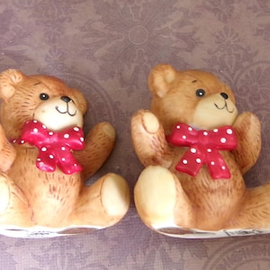 Keramik Schweinchen Bär Figuren mit roter Schleife.  Enesco 1979 Sammlerstücke. Geschenk für Kinder und Erwachsene. NEUE Figuren.