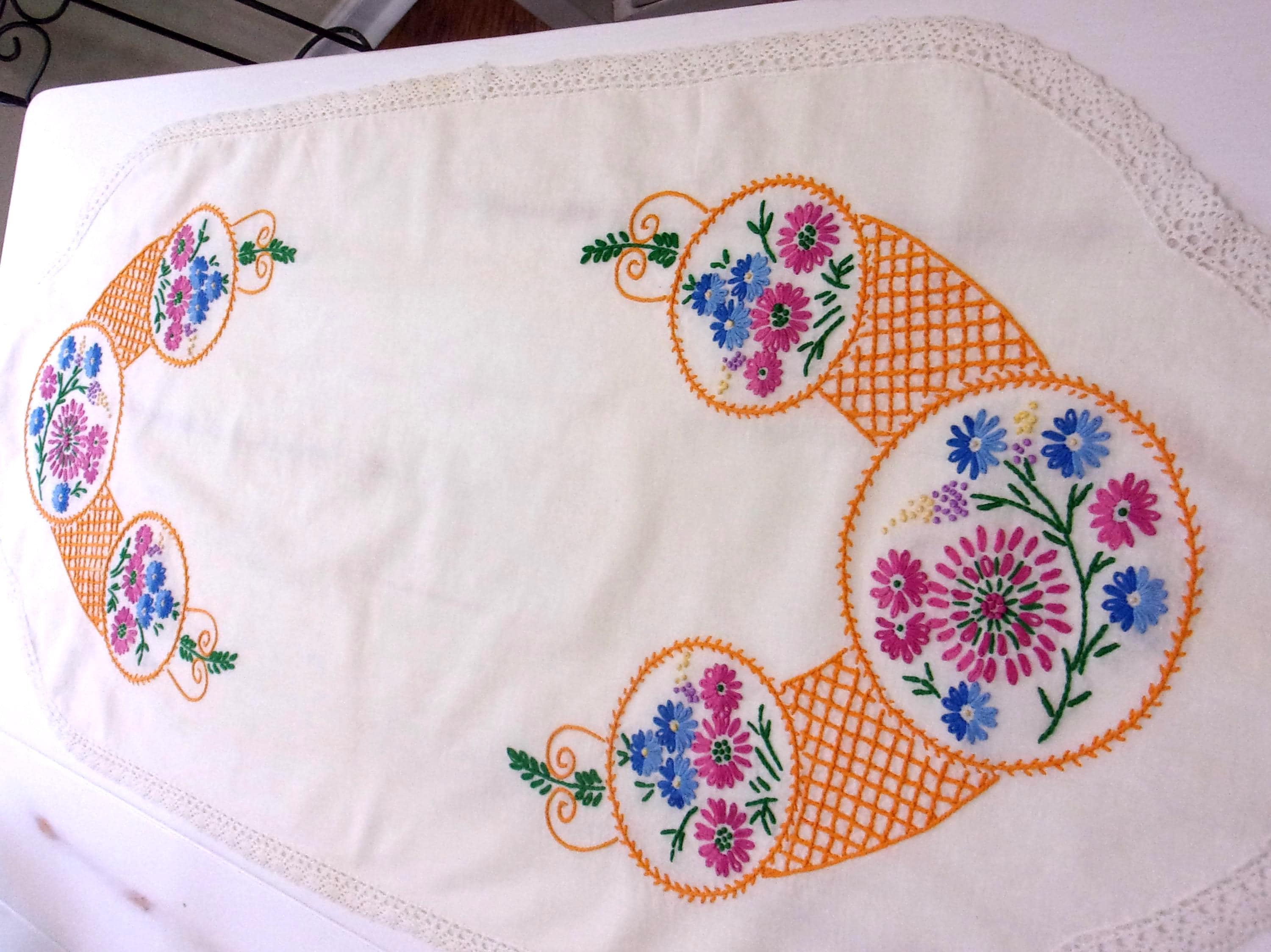 花柄刺繍】かわいいベルギー産テーブルランナー@164cm 花柄刺繍