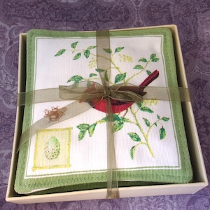 Red Cardinal Gewürzte Tassenmatten Set 4, Geschenkpackung mit handgefertigten Stoffuntersetzern gefüllt mit aromatischen Gewürzen. Maschinenwaschbar. Neu. Unisex Geschenk