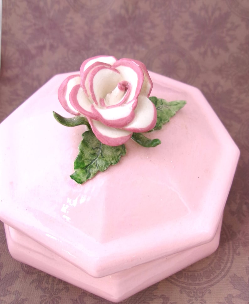 Bijou-boîte à bijoux en porcelaine rose avec rose en relief, belle boîte décorative pour coiffeuse. objet de collection vintage. Cadeau pour elle. image 6