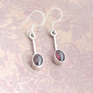 Orecchini pendenti in argento sterling con granato: design elegante - altezza 3 cm - pietra portafortuna di gennaio - gemme naturali