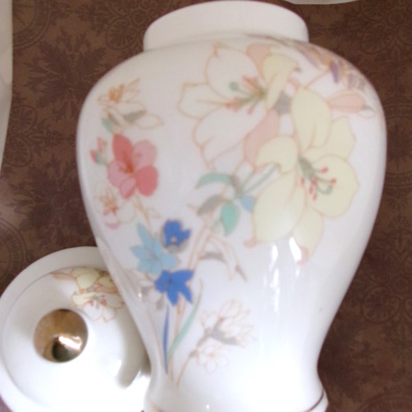 Urne vintage en porcelaine avec couvercle, vase japonais avec motif floral et détails dorés 20 cm de haut. Cadeau pour elle.