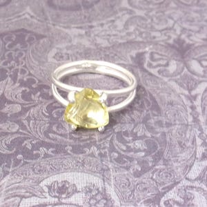 Anillos con forma de corazón de cuarzo limón: Doble banda de plata de ley 925 hecha a mano, gemas naturales.