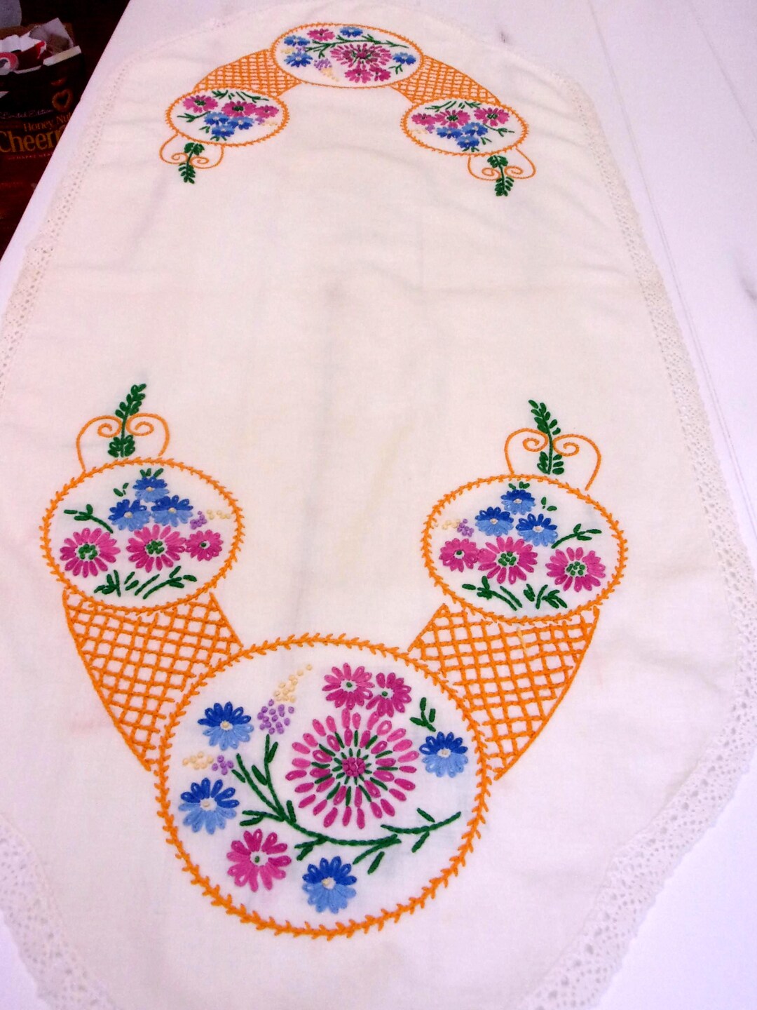 花柄刺繍のテーブルランナー：コットン製（16x38インチ