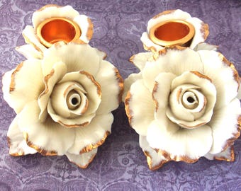 Candelabros de porcelana Avon: Juego de rosas color marfil y oro