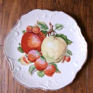 Porseleinen fruitschaal met gouden geschulpte randen. Handgeschilderd porselein, 7,95 inch breed, muurdecoratie, woondecoratie. Vintage, zo goed als nieuw.