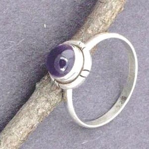 Amethist lichtgewicht ringen maat 9: natuurlijke edelstenen - 925 sterling zilver - handgemaakte stapelringen. afbeelding 4