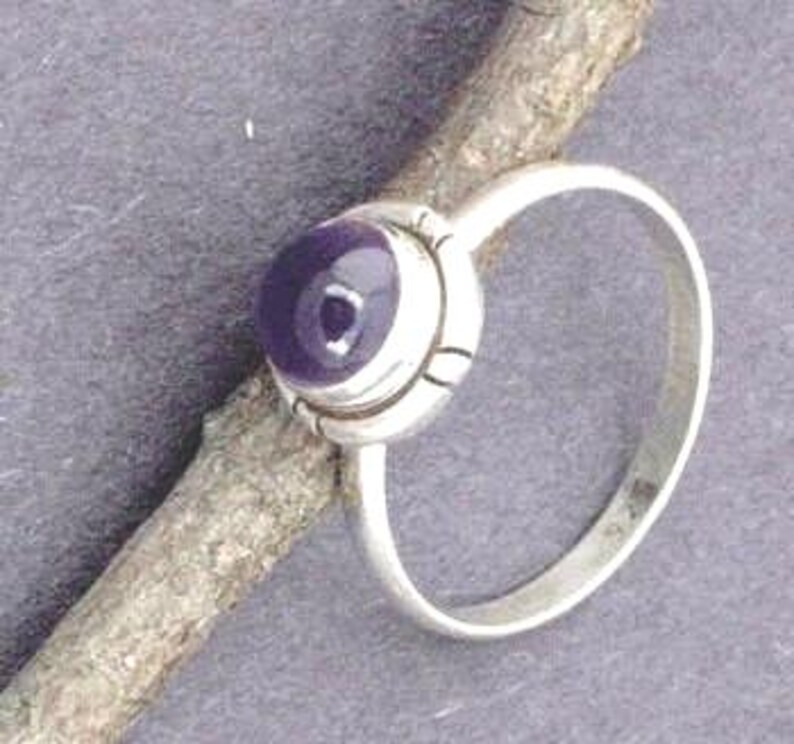 Amethist lichtgewicht ringen maat 9: natuurlijke edelstenen - 925 sterling zilver - handgemaakte stapelringen. afbeelding 4