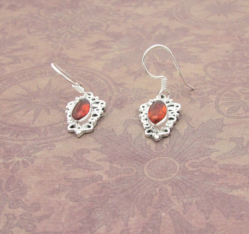 Boucles d'oreilles pendantes marron miel, ambre de la Baltique naturel, argent sterling 925. Boucles d'oreilles automne, cadeau pour elle image 1