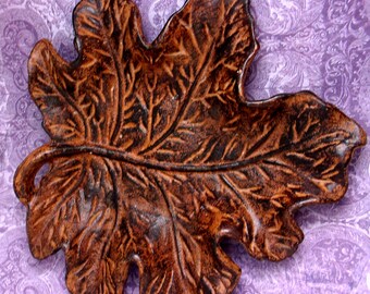 Piatto vintage in ghisa a forma di foglia d'acero: diametro 7,50" - Vassoio decorativo - Posacenere e altro ancora.