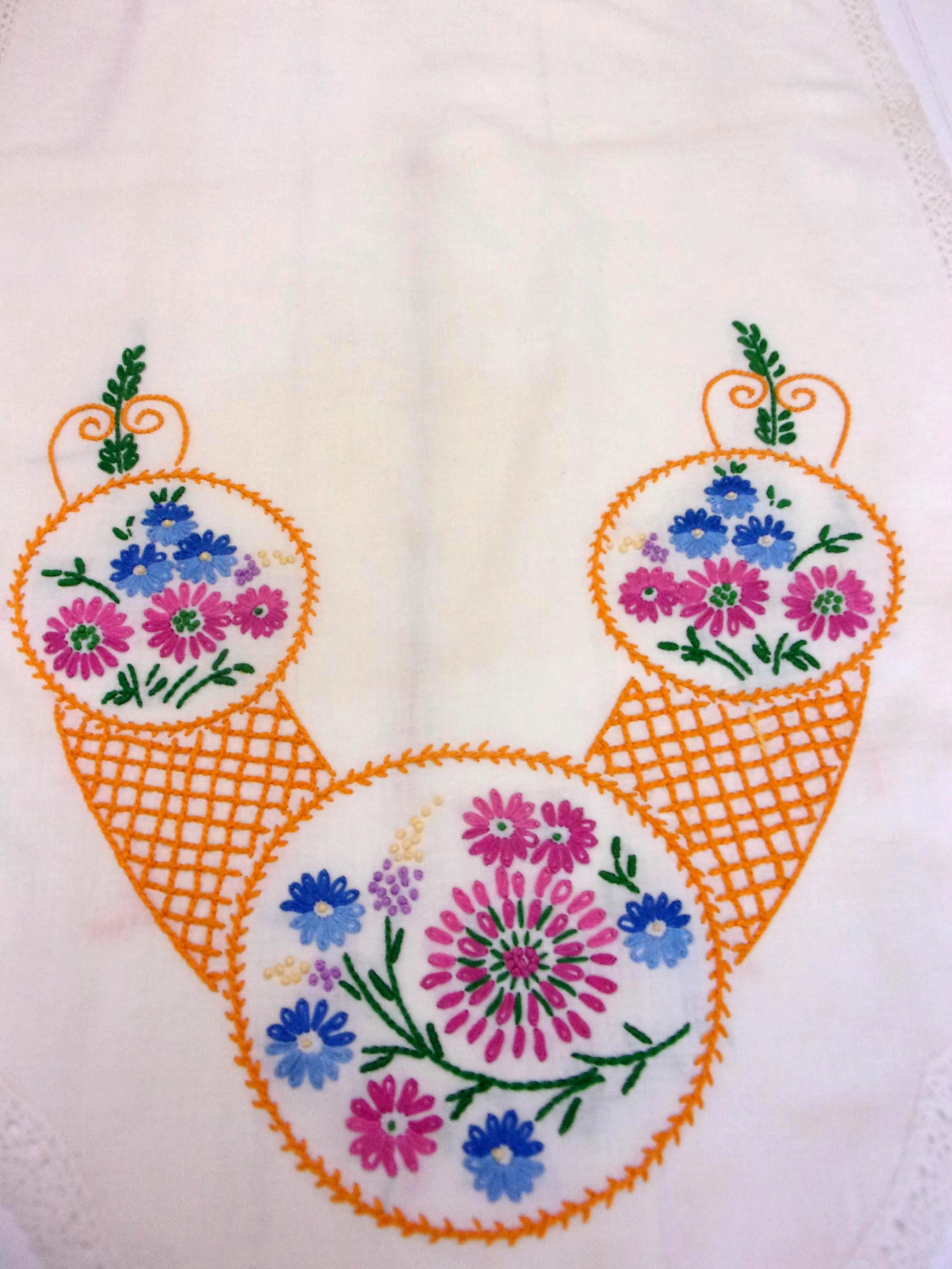 花柄刺繍のテーブルランナー：コットン製（16x38インチ