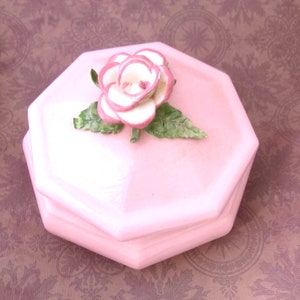 Bijou-boîte à bijoux en porcelaine rose avec rose en relief, belle boîte décorative pour coiffeuse. objet de collection vintage. Cadeau pour elle. image 1
