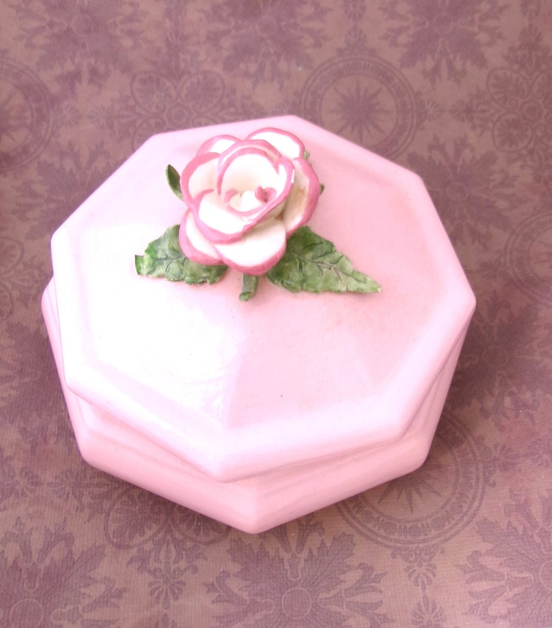 Bijou-boîte à bijoux en porcelaine rose avec rose en relief, belle boîte décorative pour coiffeuse. objet de collection vintage. Cadeau pour elle. image 1