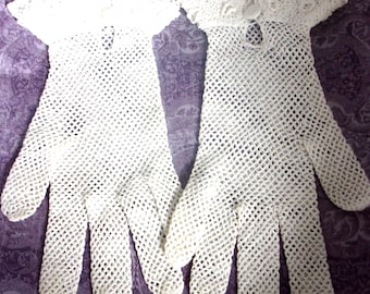 1950' Cotton Crochet Gloves: Handmade- Size M- Color White. Vintage pretty condition.
