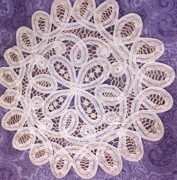 タティングレースのドイリーとコースターのセット 5点：手編みの繊細な